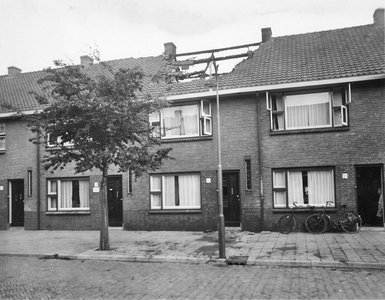 44150 Gezicht op de voorgevels van de tijdens de oorlog door een bom beschadigde en deels uitgebrande huizen Runstraat ...